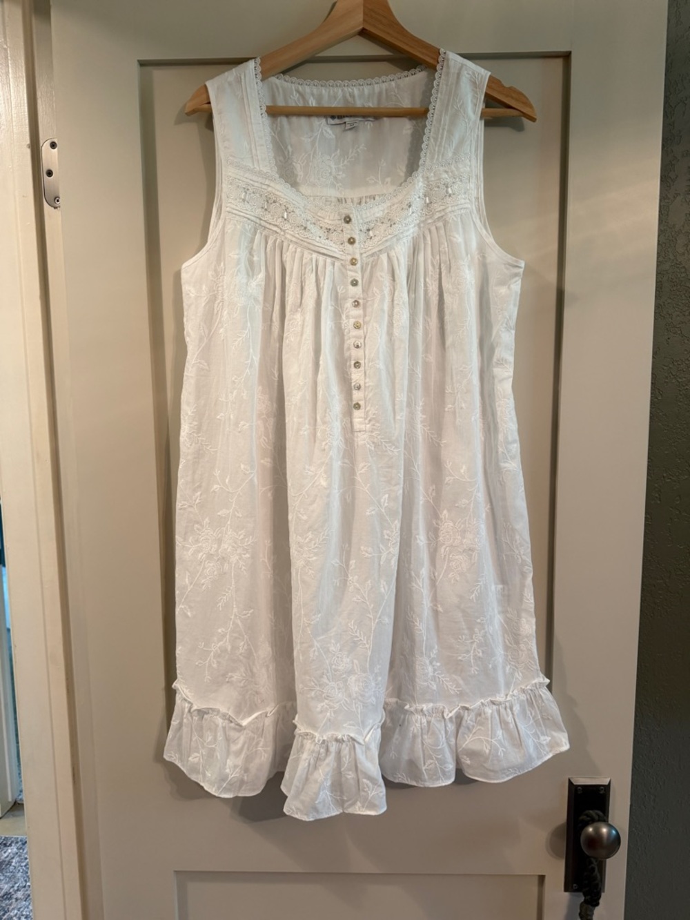Eileen West White Embroidered Cotton Nightgown M